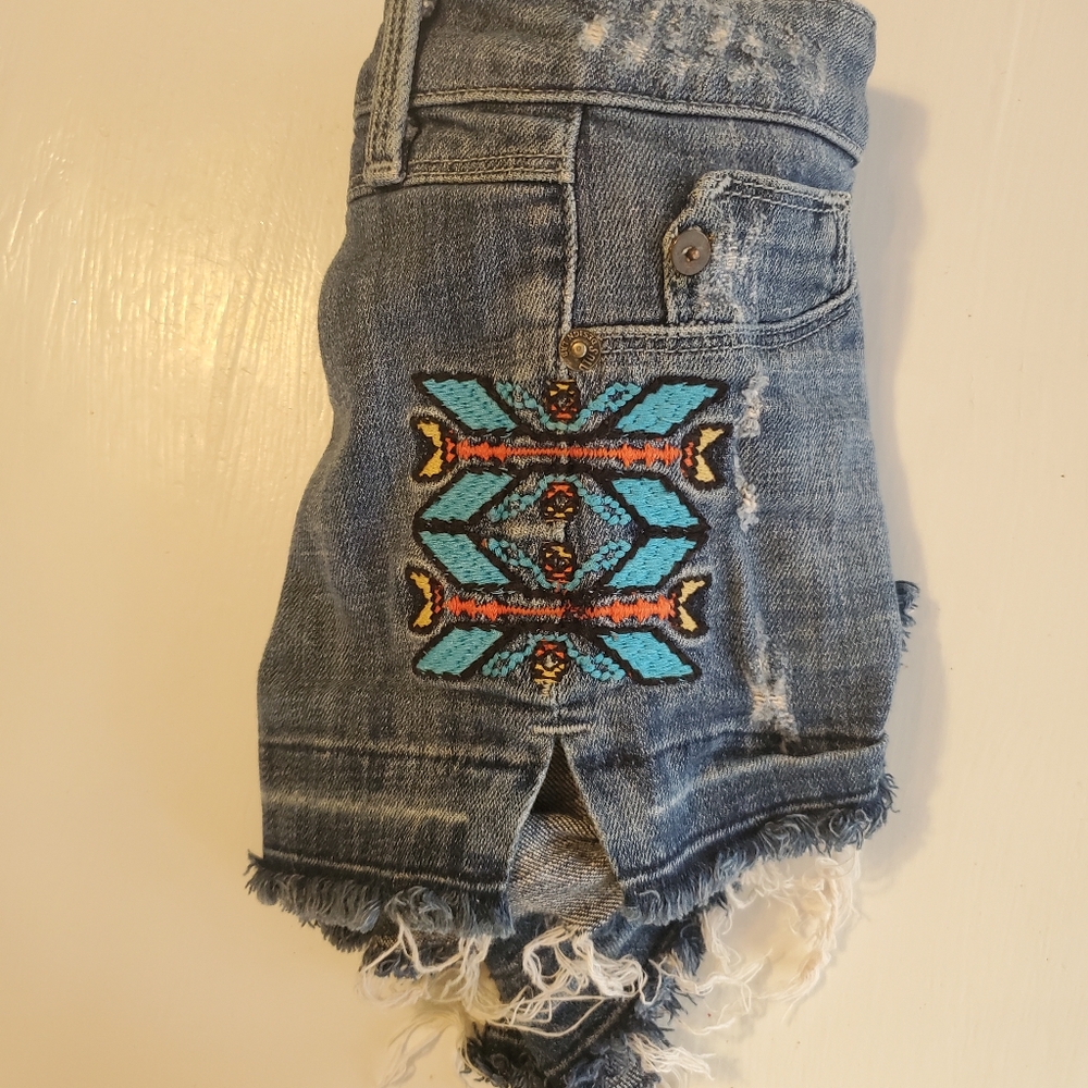 High waisted shorts with detailed front and side